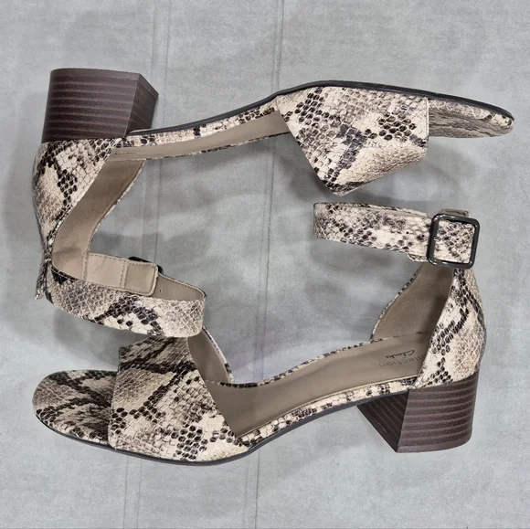Clarks sandals women's 10 cream black snake embossed padded ankle strap low heel - Picture 8 of 14